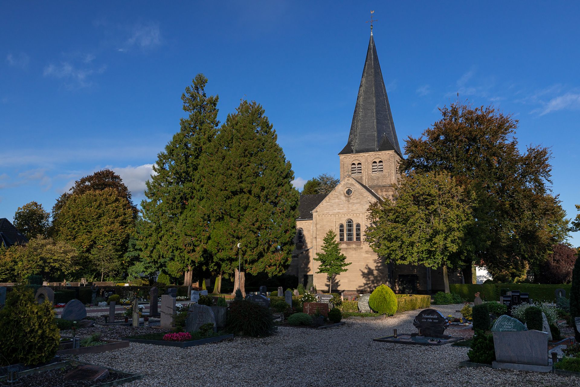 Foto der St. Markus Kirche in Schneppenbaum