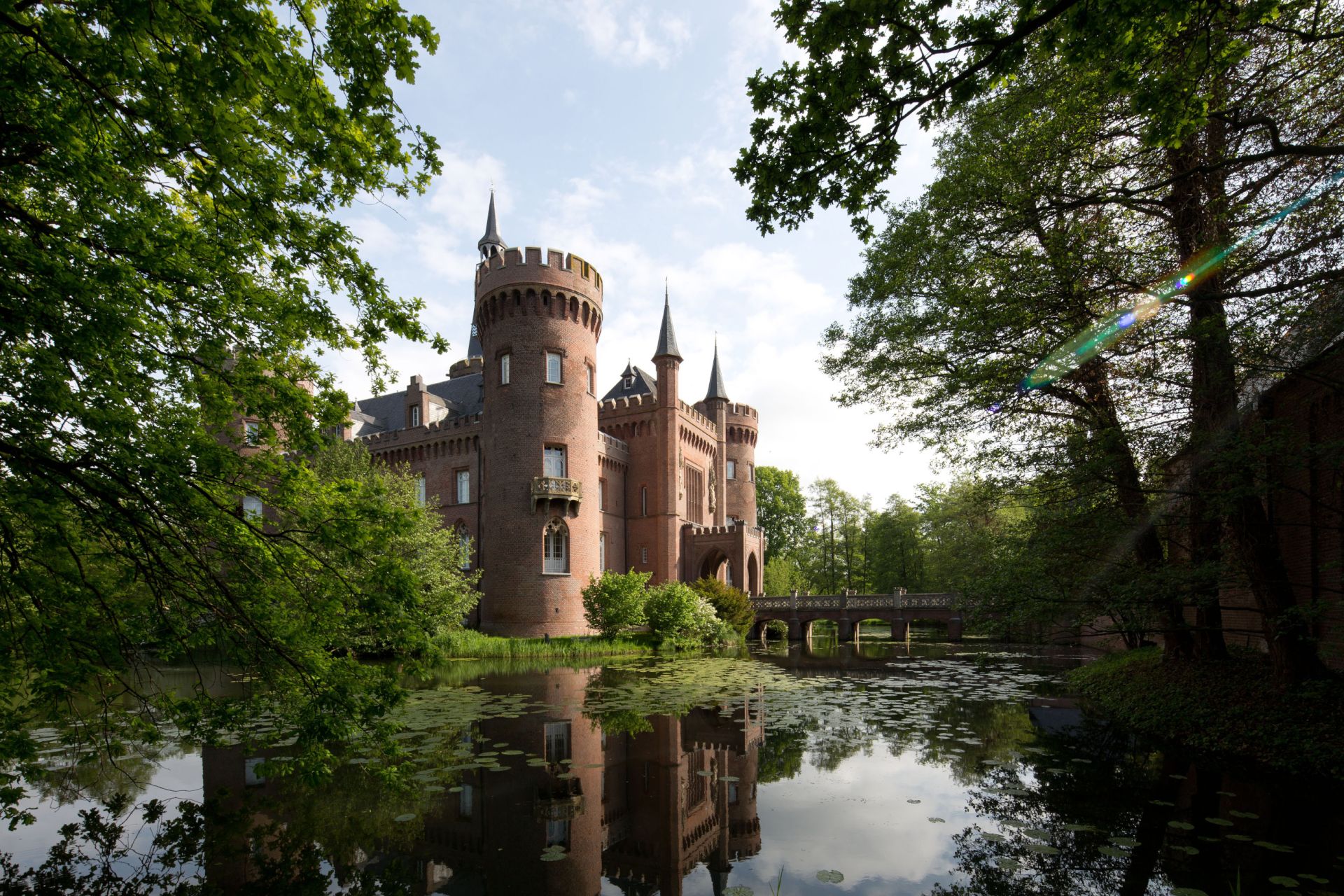 Foto von Schloss Moyland mit Wassergraben